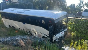 Autobus spôsobil hromadnú nehodu. Zahynulo päť ľudí, medzi obeťami sú aj dve deti