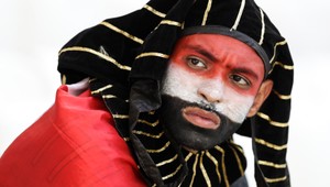 Mládežnícka reprezentácia Egypta so štýlovým príchodom na štadión