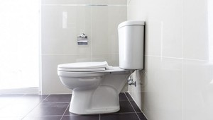 Pekný trapas: Zabudla vypnúť kameru a jej kolegovia videli, čo robí na záchode