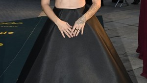 Ako vyzerá outfit, v ktorom vás nikto neprehliadne? Táto Češka na premiére poriadne prekvapila