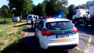 Muž (38) vyšiel spoza autobusu, zrazila ho dodávka