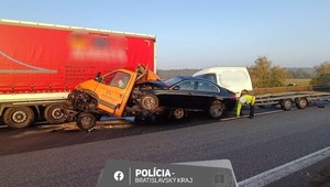 Kolízia dvoch kamiónov na diaľnici D2. Premávka je obmedzená