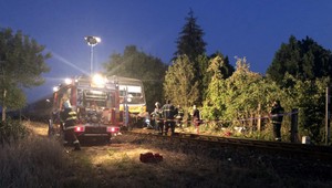 Tragická nehoda. Vlak tlačil pred sebou auto 150 metrov