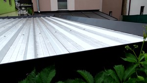 Streľba pod Tatrami. Manželia sedeli vo dvore na káve, nábojnicu našli na svojej streche