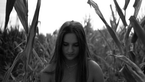 Vychutnajte si exkluzívnu premiéru videoklipu: Dcéra Bibiany Ondrejkovej vydáva prvú skladbu!