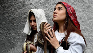 Zo stredovekého mesta sa stalo rodisko hadov: Taliani oslavujú hadí festival