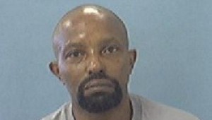 Sériový vrah: V jeho dome našli už desať tiel a lebku