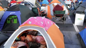 Fanúšičky série Twilight nocovali pred kinom