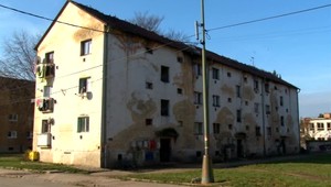 Zo zničených nájomných bytov musia odísť, obyvatelia sa búria