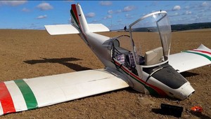 Lietadlu vo vzduchu odpadla vrtuľa. Pilot minul letisko a skončil v poli