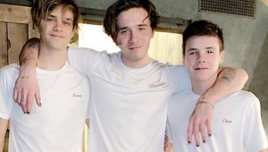 Trio Beckhamovcov v pyžamách! Zo synov prominentných rodičov vyrástli fešáci