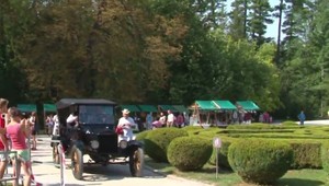 Hviezdy seriálu 1890 sa vrátili na Betliar. Vyšetrovanie vraždy sledovali stovky ľudí