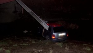 Auto skončilo v potoku, z okna mu trčali zvodidlá