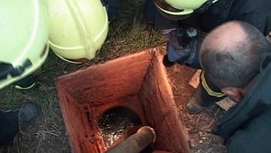 Plač nad žumpou: Chlapčeka im vytiahli mŕtveho