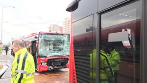 V Bratislave sa zrazili dva autobusy, výsledkom sú štyria zranení