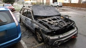 Výbuch a požiar v Bratislave. Auto zhorelo do tla