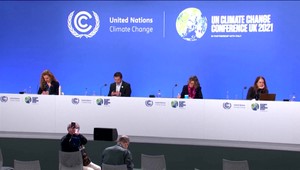 V škótskom Glasgowe sa oficiálne skončil klimatický summit, ale rokovania o záverečnej dohode stále pokračujú