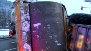 Niekoľko tonový kolos vypadol z nákladného auta v strede križovatky