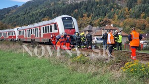 Medzi Dubovou a Nemeckou došlo k zrážke vlaku s autom. O život prišiel jeden človek