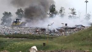 FOTO: Požiar zachvátil skládku v Michalovciach. Hasiči s ním bojovali hodiny