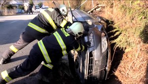 Vodič sa po hrozivom náraze s autom prevrátil. Polícia príčinu nehody odhalila rýchlo