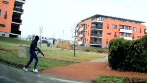 Autentické video: Pod balkónmi spozorovali mužov so samopalmi a s kuklami na hlavách