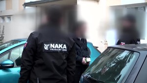 NAKA zasahovala pri podozrení na nedovolené ozbrojovanie. V putách odviezla jedného muža.
