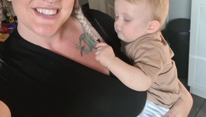 Všetci si myslia, že ide o matku so synom, no pravda zaskočí aj vás! Videli ste už takúto babku?