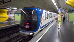 Omdlela a spadla do koľajiska metra! Mala šťastie na okolostojacich...