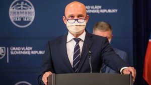 Žiaci sa vrátia do škôl v plánovanom termíne, oznámil minister školstva Gröhling