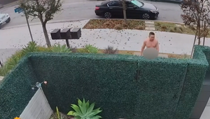 Nahý útočník vnikol do bytu dvoch žien, zastavil ho 79-ročný veterán