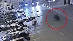 VIDEO: Strážil parkovacie miesto pre svojho šéfa. O chvíľu sa strhla bitka