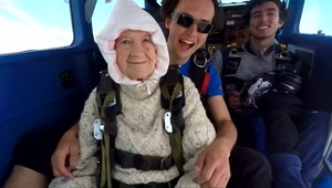 Najstaršia parašutistka sveta. Z lietadla vyskočila v 102 rokoch