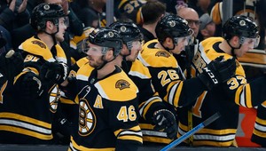 Český útočník Bostonu zhodil rukavice v súboji s legendou NHL
