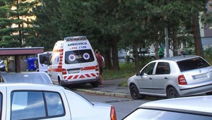 Nešťastie v Krupine. 3-ročné dievčatko vypadlo z okna