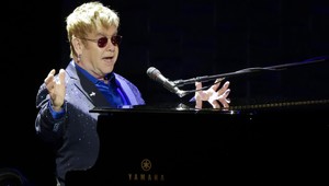Elton John ma sexuálne obťažoval, tvrdí bývalý bodyguard speváka