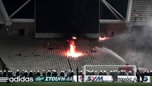 Futbalové peklo v Aténach, miestne derby nedohrali!