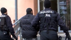 Brutálna bitka vo Važci: Aktéri, ktorí napadli hasiča a jeho rodinu, sa postavili pred súd