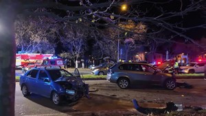 Devätnásťročná vodička nezvládla preradenie – narazila do štyroch áut a zranila troch ľudí