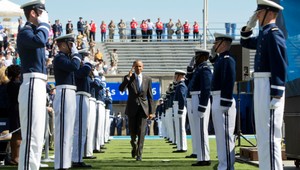 Stíhačka F-16 sa zrútila potom, ako preletavala nad Obamovou hlavou