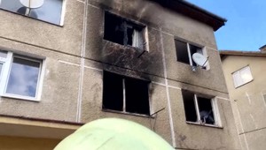 Hasiči v Žehre dostali dramatické hlásenie o požiare bytovky. V horiacom byte spal človek