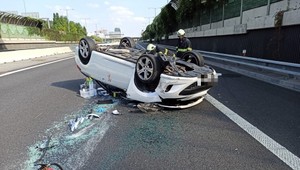 Na diaľnici D1 v smere do Senca došlo k dopravnej nehode. Bratislava ostala paralyzovaná