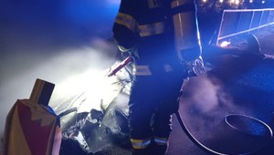 Po policajnej naháňačke zhorelo auto, v ktorom údajne unikali dvaja muži