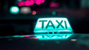 Čo robievate v zápche? Tento taxikár sed ľahy