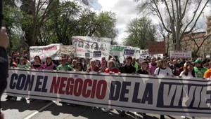 Desaťtisíce Španielov protestujú proti priveľkým nákladom na bývanie