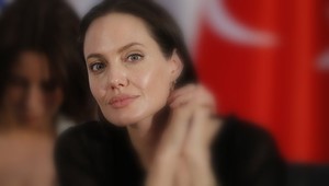 Angeline ochrnula jedna strana tváre!