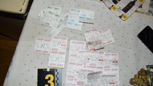 Policajti odhalili 60- ročného dílera. V byte mal viac ako 69 jednorazových dávok drog