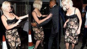 Jennifer Lawrence pri odchode z baru: Neistý krok a odvážny outfit