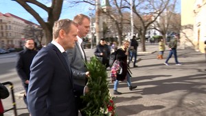 Šéf európskych ľudovcov položil veniec k pamätníku Jána Kuciaka a Martiny Kušnírovej