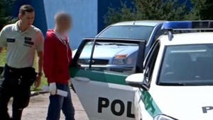 Len 17-ročný mladík zaútočil na rodičov. Otca bodol skrutkovačom, starú mamu porezal nožom